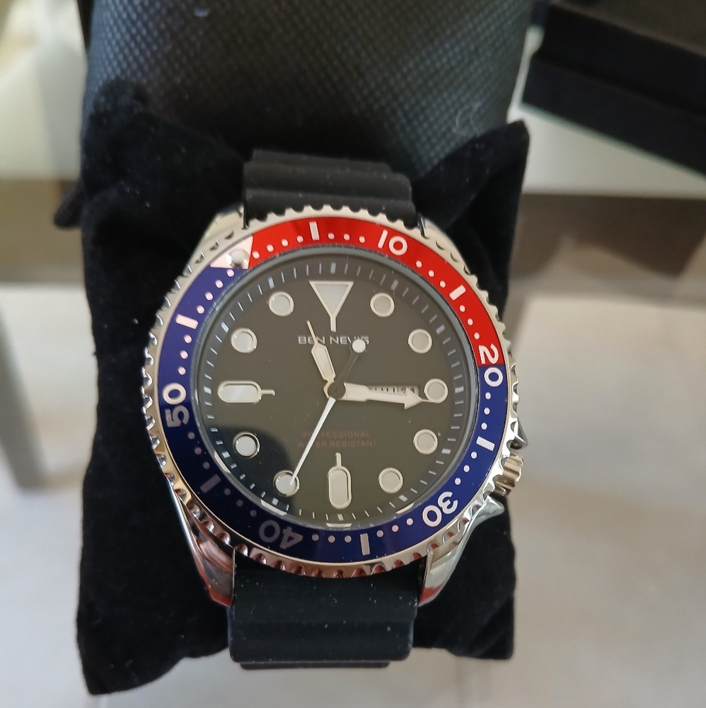 New mens sports watch with date window rubber band
